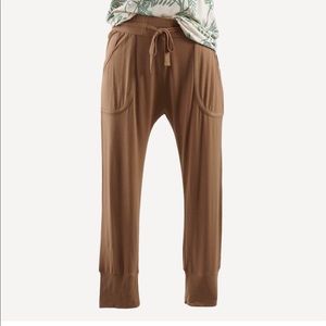 Kate Quinn women’s skinny cropped joggers